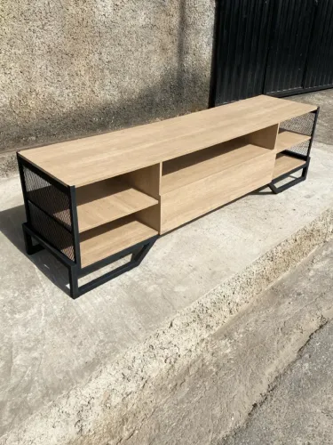 Rack moderno com estrutura em metal e madeira