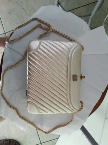 Bolsa social perolada bege rígida com Alça 