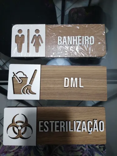 Placas identificador as de ambientes. Três unidades.