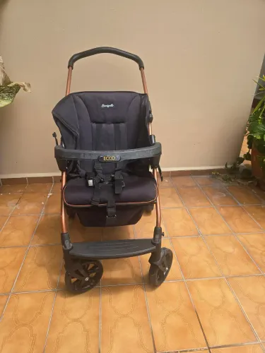 Carrinho de bebê da marca Burigotto, modelo Ecco.