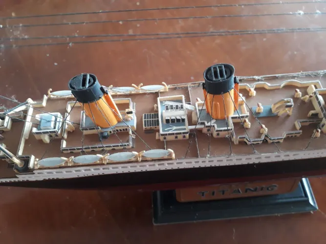 RMS Titanic da Revell escala 1:570 montado e pintado.