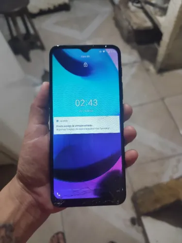 Celular trincado mas funciona normal.100$.