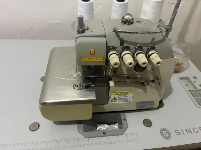 Vendo máquina de custura,máquina industrial overloque Singer da linha 321C, boas condições