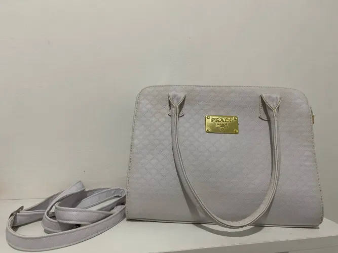 Bolsa acompanha alça