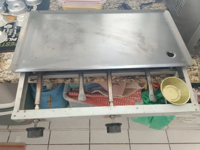 Chapa a Gás pouco usada.