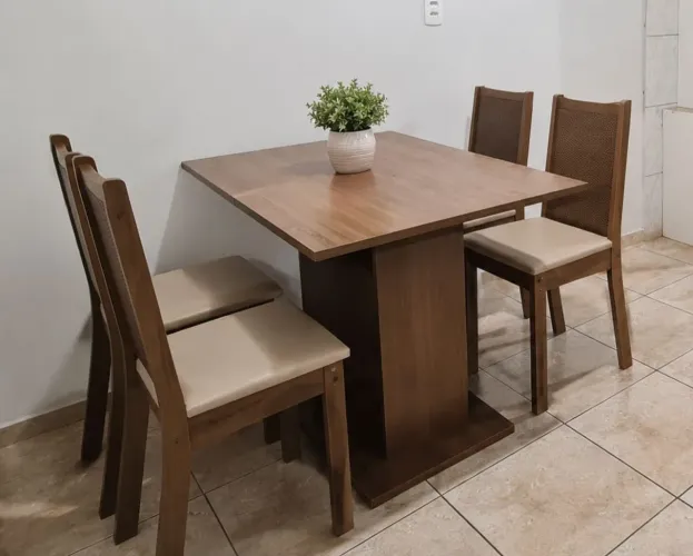 Mesa de Jantar 4 Lugares com 4 Cadeiras - Bom Estado