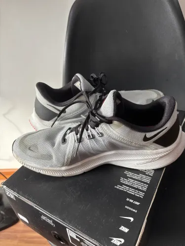 Tênis Nike Quest 4 Cinza - Pouco Usado