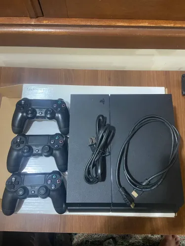 PlayStation 4 com 3 controles,caixa e cabos 