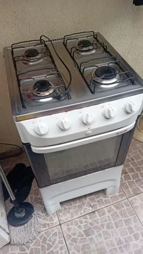 Vendo geladeira e fogão os dois por 250