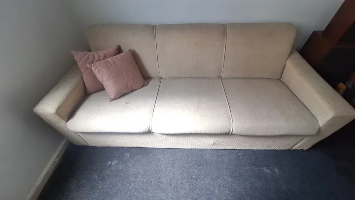 Vendo Sofá antigo 3 lugares,  em ótimo estado,  só precisa de lavagem