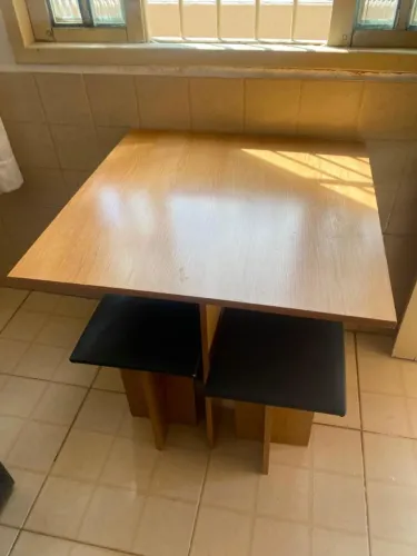 Mesa quadrada com 4 bancos