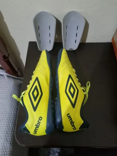 Chuteira umbro + caneleira penalty
