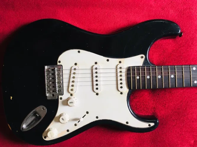 Guitarra MEMPHIS stratocaster com marcas de uso mas funcionando normal