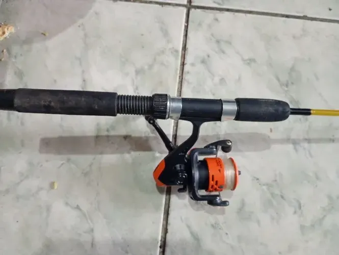 Vara de pesca com molinete