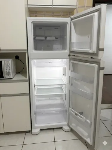 Geladeira Consul - 340l. 2 anos de uso.