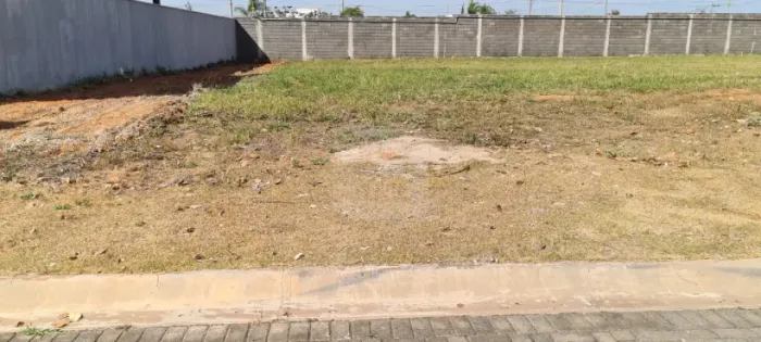 Terreno à venda em condomínio no bairro Granada.