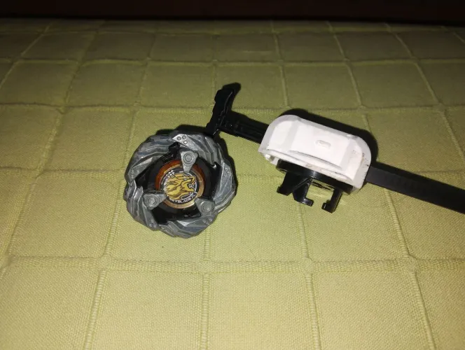 Beyblade x claw Leon com lançador