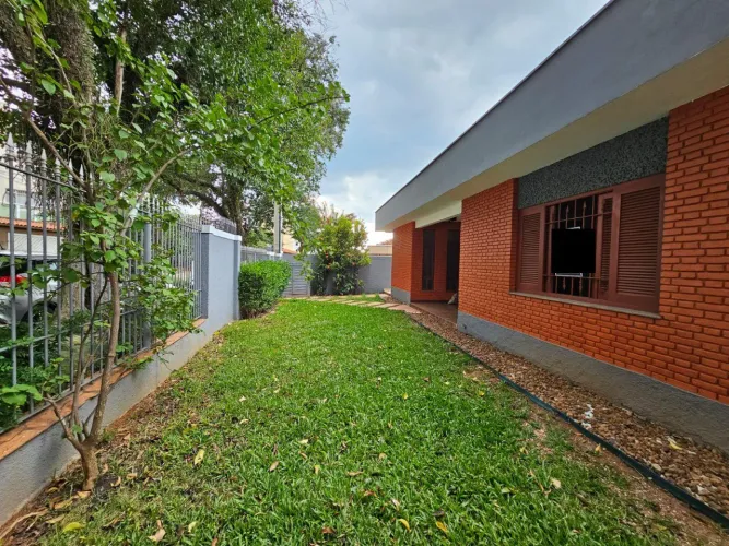 Casa Térrea à venda na Vila Jaguára com 220m², 3 dormitórios (1 suíte), escritório e 5 vag