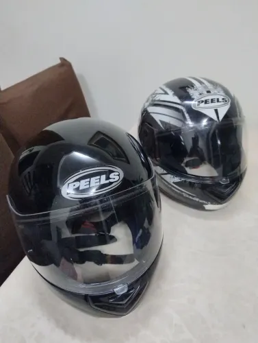 2 capacetes usados peels