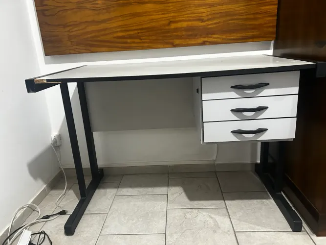 Mesa de escritório com gavetas