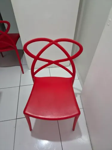 Cadeira vermelha de plástico