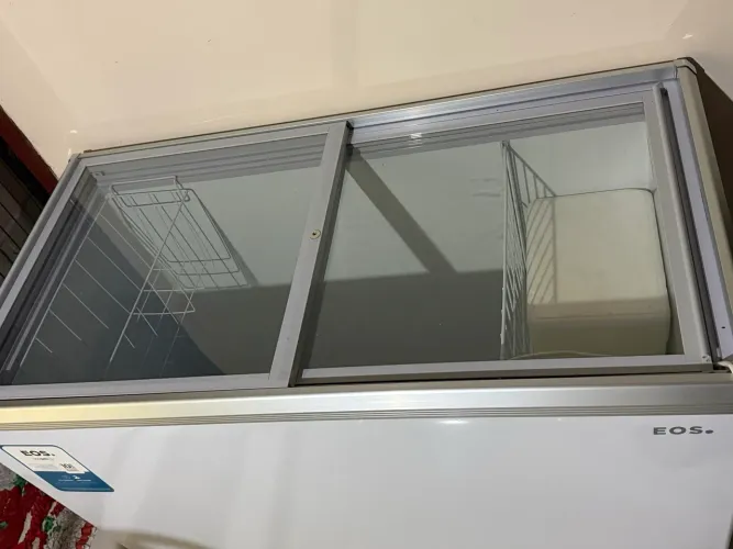 Vendo freezer horizontal, nunca usado. 288L. Garantia 7 anos do compressor.