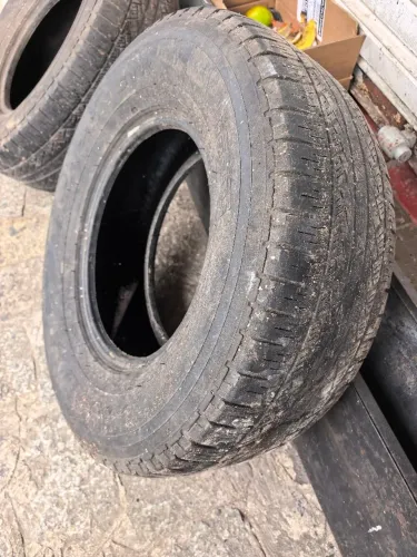 2 pneus Aro 16 para caminhonete