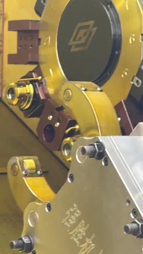 Torno cnc com ferramenta acionada