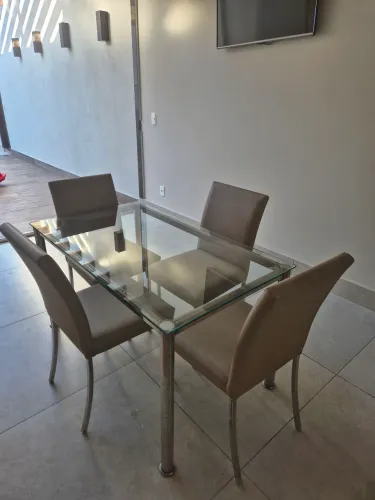 Mesa de vidro 75x 130cm e 4 cadeiras