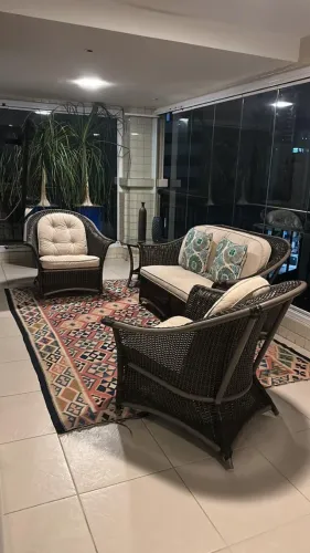 Sofá Tidelli 2 lugares + 2 poltronas + mesa lateral com tampo vidro, em fibra sintética
