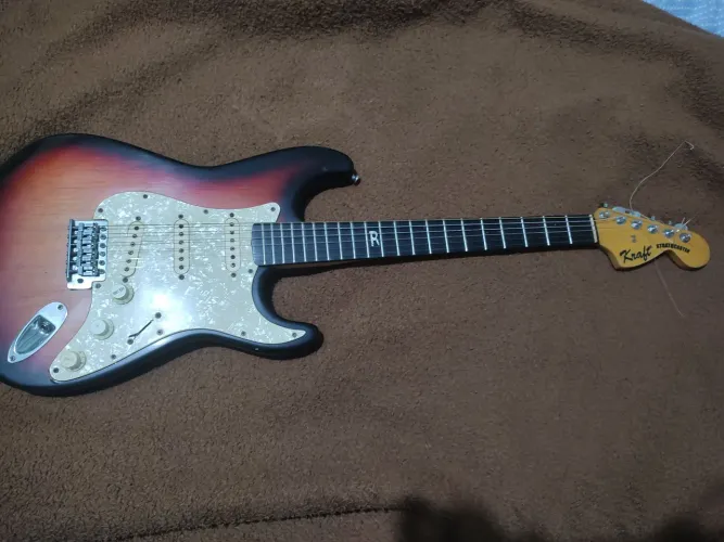 Guitarra Stratocaster kraft Sunburst