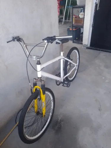 Bicicleta Aro 24 - Branca e Amarela (com amortecedor no quadro)
