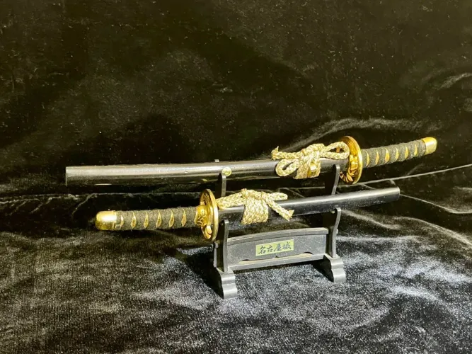 Par de Mini Katanas Decorativas com Suporte de Mesa - Estilo Samurai