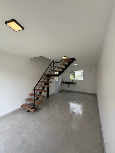 Casa nova em condomínio fechado