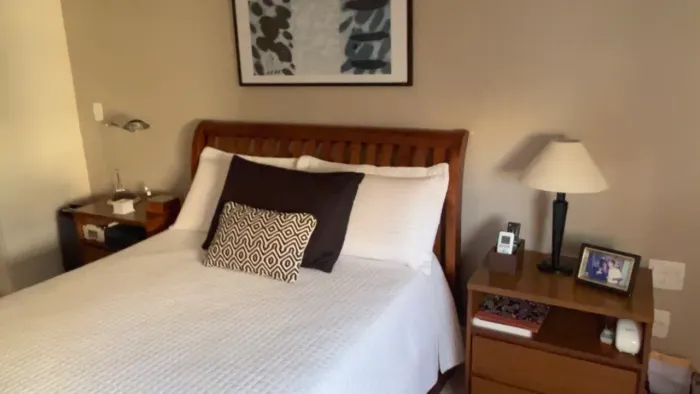 Dormitório completo. Cama com 4 gavetões e 2 mesas de cabeceira