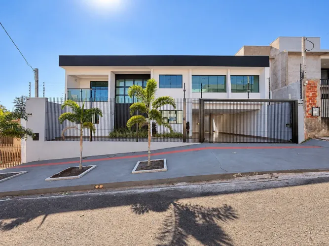 Sobrado à venda em Maringá, Zona 06, com 4 quartos, com 309 m²