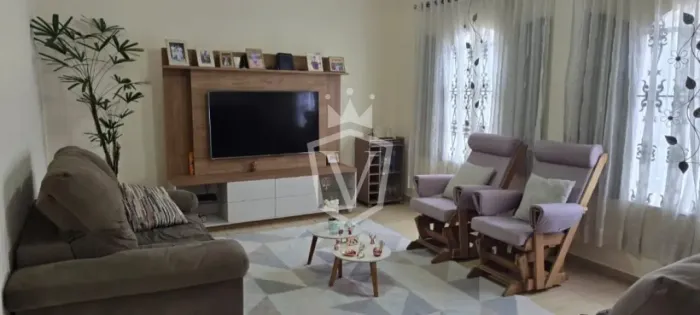 Casa com piscina aquecida à venda- Bairro Vila Josefina- em Jundiaí