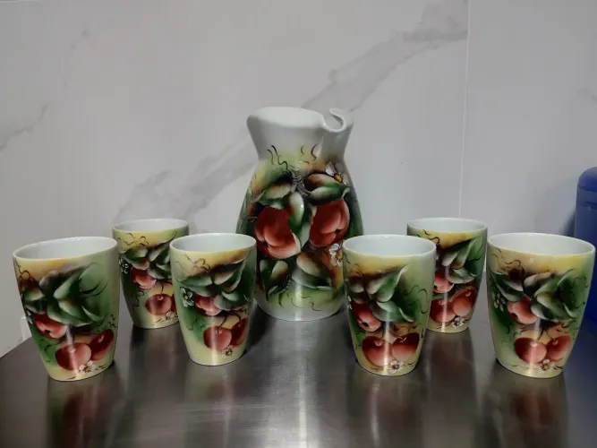 Conjunto de jarra e copos em porcelana pintado a mão, antigo, íntegro sem avaria ou riscos