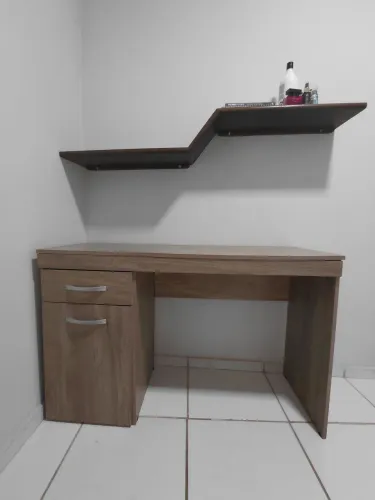 Mesa de Estudo e Prateleira