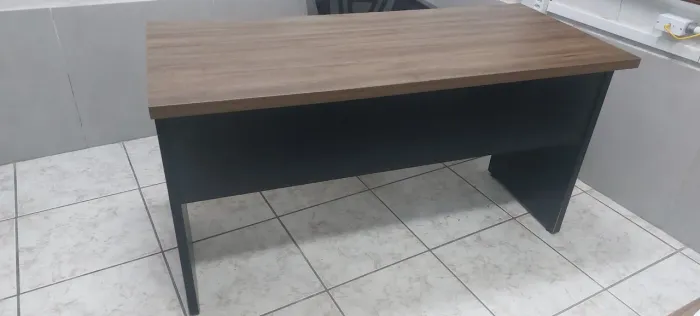 Mesa de escritório 1,35x0,60m com 2 gavetas GEBB WORK
