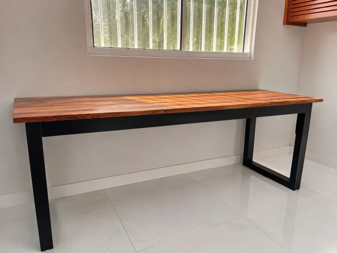Mesa de 1.50mx80cm pés de madeira
