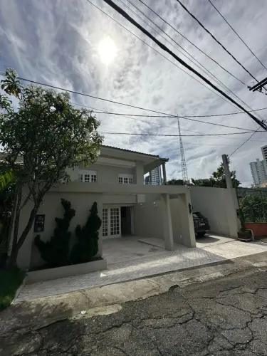 Casa 4 Suítes na Garibaldi | Rua Sem Saída e Segurança Patrimonial