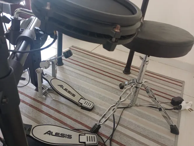 Bateria eletrônica Alesis