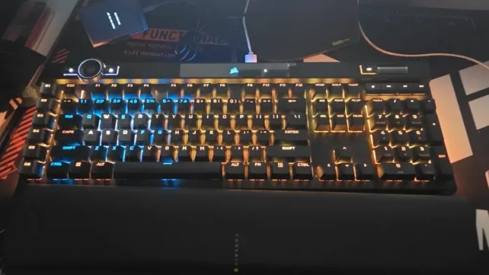 Teclado Mecanico Gamer Corsair K100 RGB, US, Switch Cherry MX Speed, Preto, CH-912A014-NA