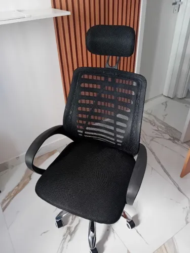 Cadeira de escritorio com encosto de cabeca e anatomica para coluna