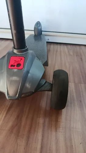Patinete Bandeirante, pouco usado, até 120 kg, 3 pneus, eixo móvel. 