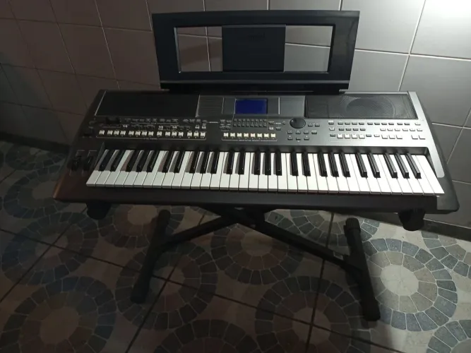 Teclado Yamaha psr 670 com suporte, pedal e manual