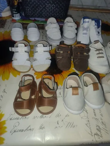 Sapatinhos e sandálias para bebe cada par custa 30,00 reais novos nunca usado