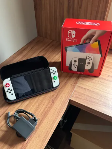 Nintendo Switch Oled + case original + grips + 2 películas Spigen