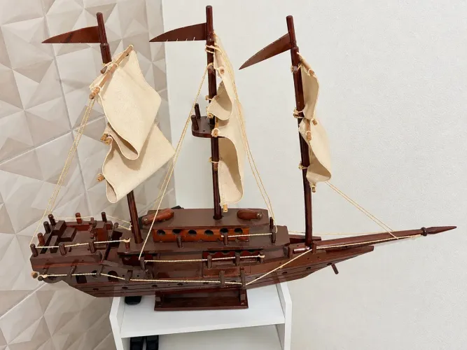 Navio à vela em madeira